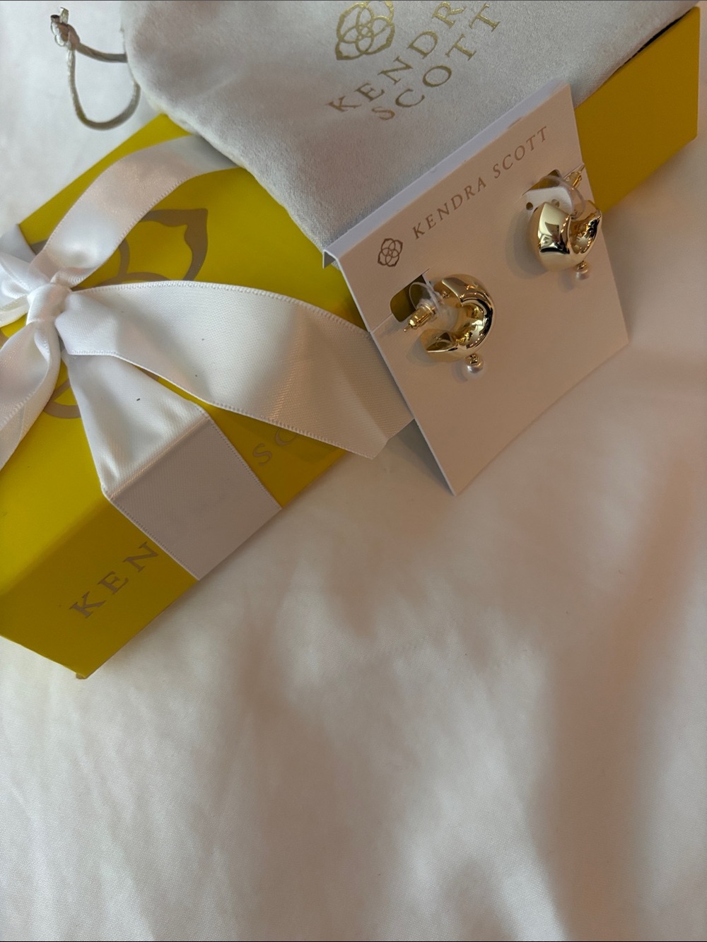Kendra Scott Oakland Pearl Gold Huggie Earrings - Picture 5 of 10